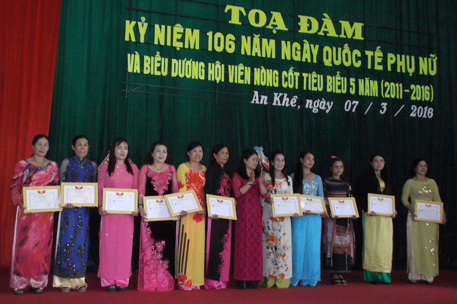 Biểu dương hội viên nòng cốt tiêu biểu. Ảnh: Hồng Thi Biểu dương hội viên nòng cốt tiêu biểu. Ảnh: Hồng Thi