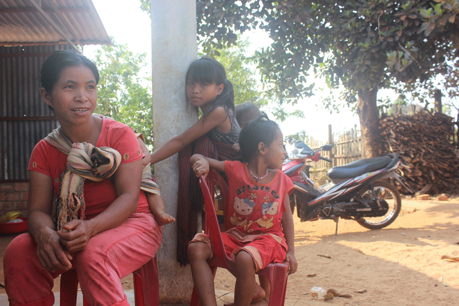 Chị A In bên các con. Ảnh: P.D