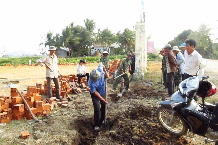 Người dân thôn Ji Lao xây dựng hàng rào nhà văn hóa. Ảnh: H.T