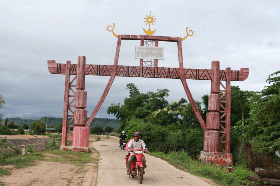 Đường trục xã thôn Plei Ơi được đầu tư bê tông hóa khá kiên cố. Ảnh: Q.T Đường trục xã thôn Plei Ơi được đầu tư bê tông hóa khá kiên cố. Ảnh: Q.T
