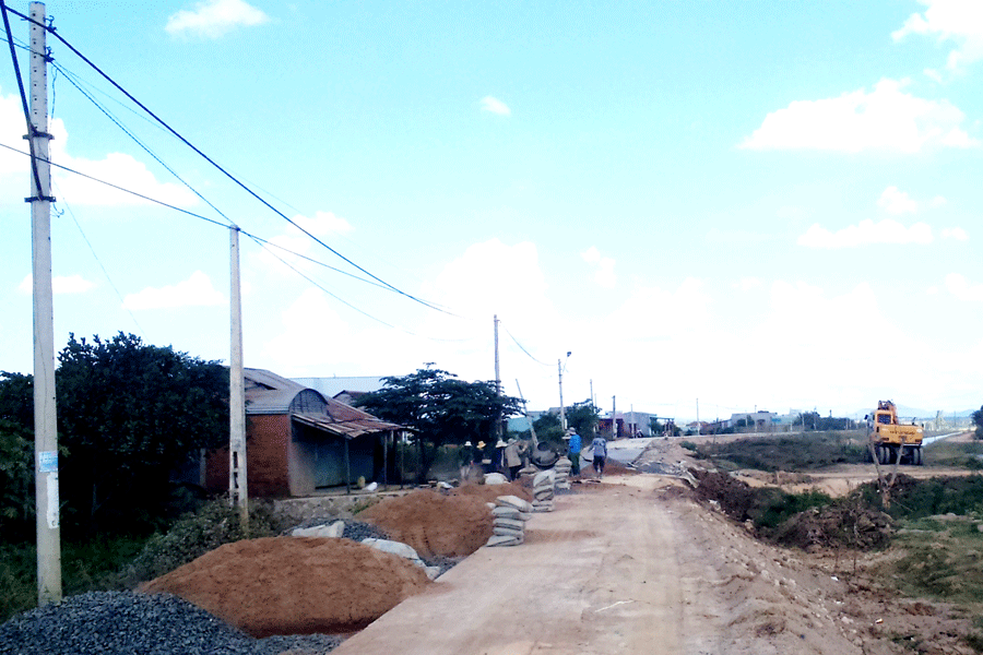 Đường đau khổ vào xã Ia Yeng những năm trước đây đang được đầu tư bê tông hóa. Ảnh: Q.T Đường đau khổ vào xã Ia Yeng những năm trước đây đang được đầu tư bê tông hóa. Ảnh: Q.T