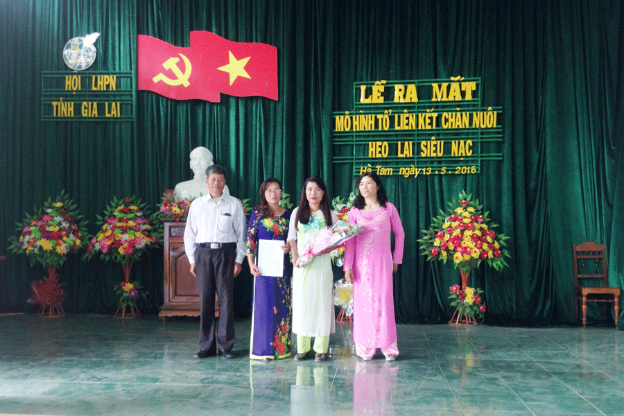 Ban Chủ nhiệm tổ liên kết nhận quyết định và ra mắt. Ảnh: Hồng Thi