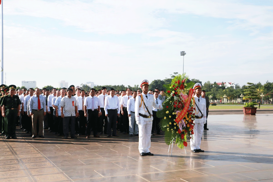 Lễ báo công với Bác tại Quảng trường Đại Đoàn Kết. Ảnh: :Lệ Hằng Lễ báo công với Bác tại Quảng trường Đại Đoàn Kết. Ảnh: Tấn Hằng