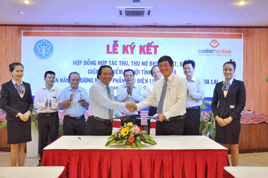 Ký kết hợp đồng hợp tác thu, thu nợ giữa BHXH tỉnh và Ngân hàng Bưu điện Liên Việt-Chi nhánh Gia Lai. Ảnh: Ngọc Thu Ký kết hợp đồng hợp tác thu, thu nợ giữa BHXH tỉnh và Ngân hàng Bưu điện Liên Việt-Chi nhánh Gia Lai. Ảnh: Ngọc Thu