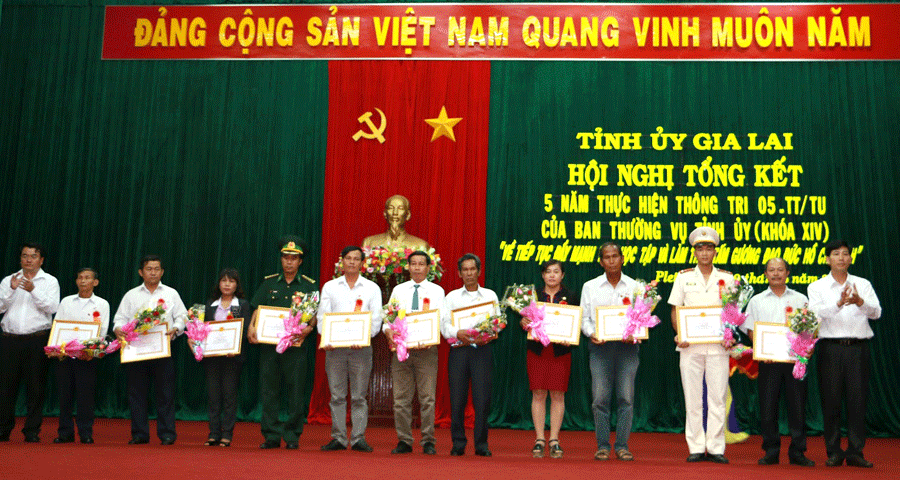 Trao giấy khen cho các cá nhân có thành tích xuất sắc trong học tập và làm theo tấm gương đạo đức Hồ Chí Minh. Ảnh: Lệ Hằng Trao Giấy khen cho các cá nhân có thành tích xuất sắc trong học tập và làm theo tấm gương đạo đức Hồ Chí Minh. Ảnh: Tấn Hằng