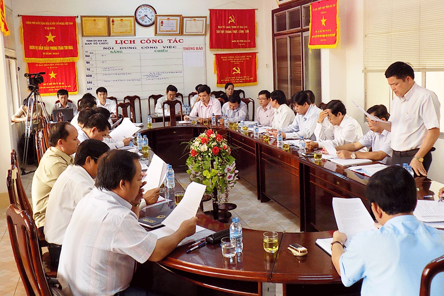 Trưởng Ban Tổ chức Tỉnh ủy báo cáo về công tác tổ chức-xây dựng Đảng. Ảnh: T.N Trưởng Ban Tổ chức Tỉnh ủy báo cáo về công tác tổ chức-xây dựng Đảng. Ảnh: T.N