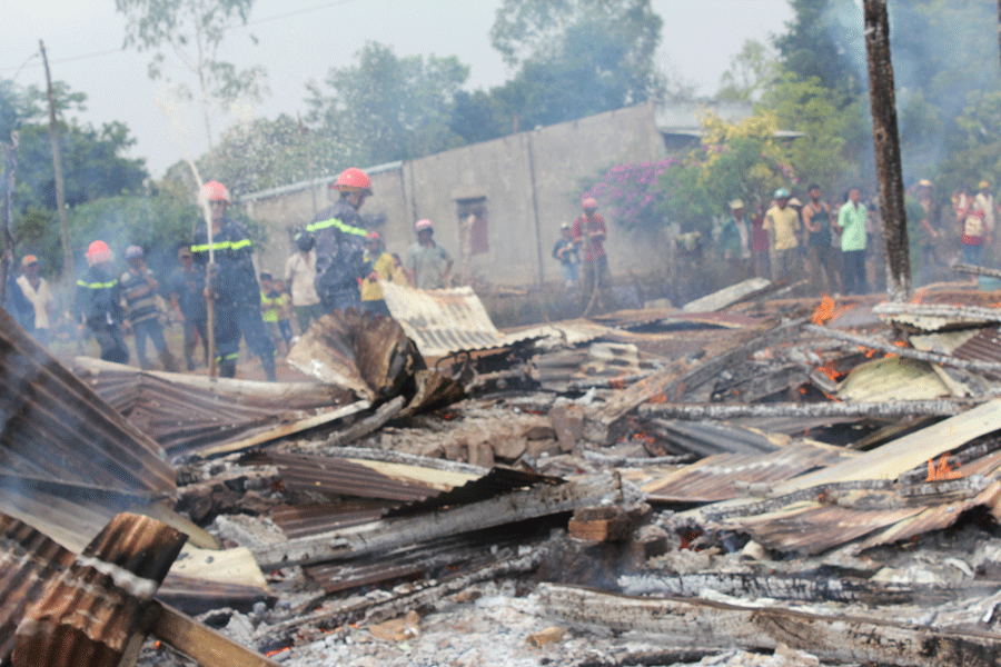 Nhà sàn bị thiêu rụi hoàn toàn. Nhà sàn bị thiêu rụi hoàn toàn.