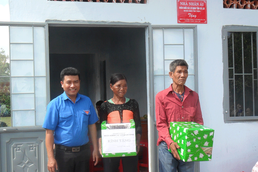 Đoàn khối Các cơ quan tỉnh Gia Lai tặng nhà nhân ái cho thương binh. Ảnh: Nguyễn Nhật Đoàn khối Các cơ quan tỉnh Gia Lai tặng nhà nhân ái cho thương binh. Ảnh: Nguyễn Nhật