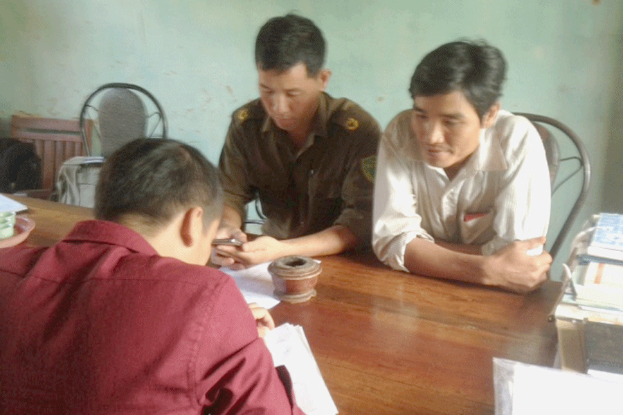 Anh Tâm khai báo bị mất trộm bò với Công an xã. Ảnh: M.N Anh Tâm khai báo bị mất trộm bò với Công an xã. Ảnh: M.N