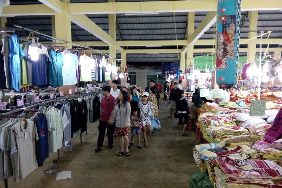 Chợ phiên Hoa Lư thu hút đông khách đến tham quan, mua sắm. Ảnh: N.T Chợ phiên Hoa Lư thu hút đông khách đến tham quan, mua sắm. Ảnh: N.T