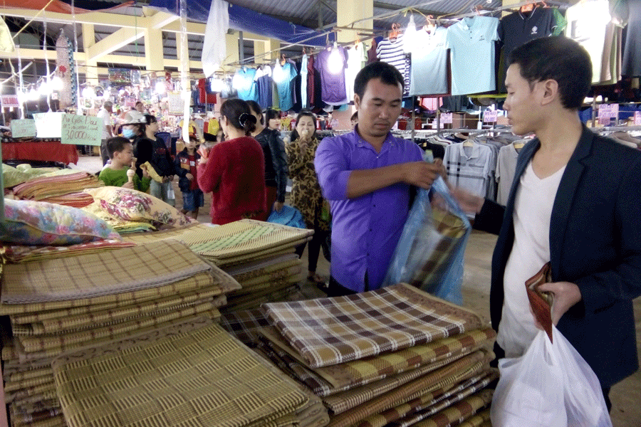 Khách tha hồ lựa chọn các mặt hàng có giá cả phù hợp. Ảnh: N.T Khách tha hồ lựa chọn các mặt hàng có giá cả phù hợp. Ảnh: N.T