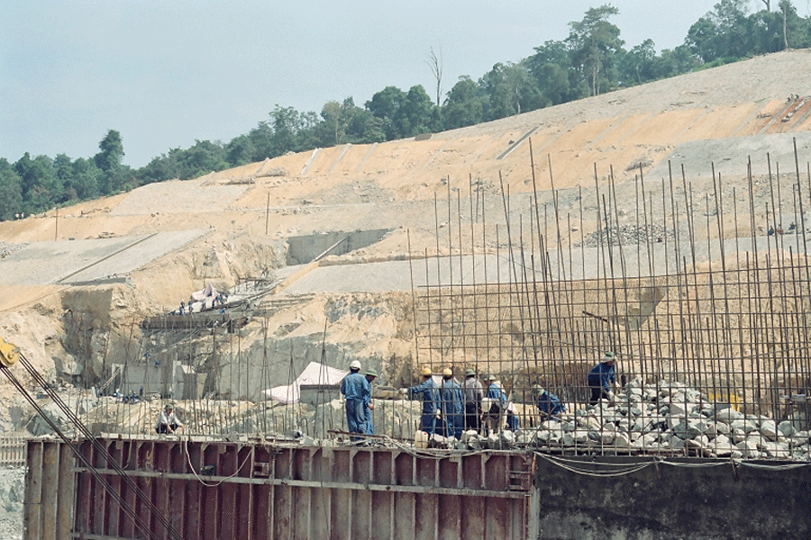 Nhiều tác động xấu về địa chất và môi trường tự nhiên do việc xây dựng nhiều công trình thủy điện. Ảnh: T.N Nhiều tác động xấu về địa chất và môi trường tự nhiên do việc xây dựng nhiều công trình thủy điện. Ảnh: T.N