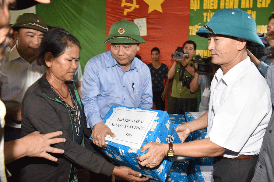 Phó Thủ tướng Nguyễn Xuân Phúc tặng quà cho người dân huyện Chư Sê, Gia Lai. Ảnh: Đ.T Phó Thủ tướng Nguyễn Xuân Phúc tặng quà cho người dân huyện Chư Sê. Ảnh: Đ.T
