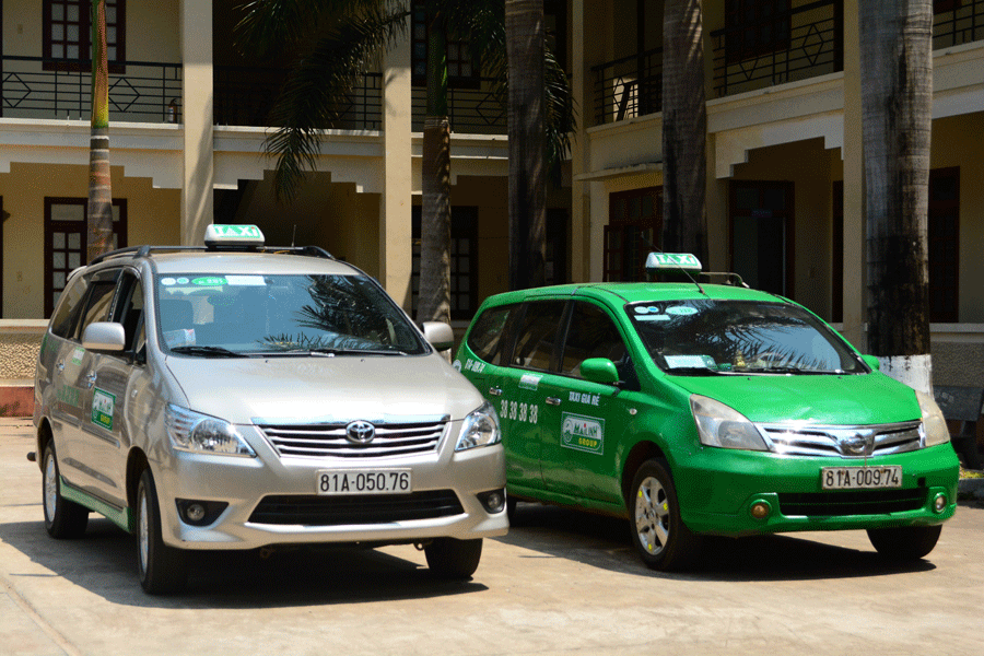 Công an huyện Chư Pah đang tạm giữ 2 chiếc xe taxi Mai Linh phục vụ cho việc điều tra. Ảnh: M.N