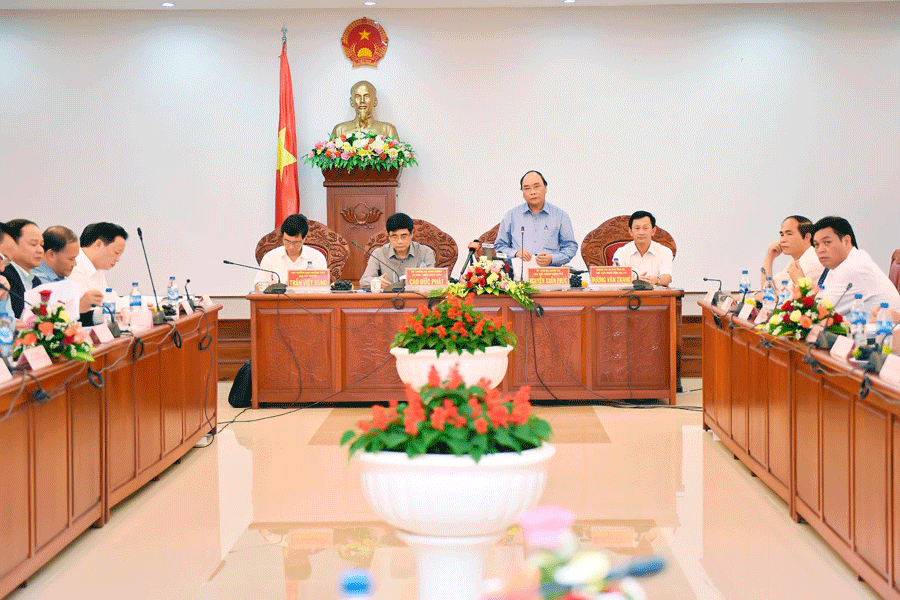 Phó Thủ tướng Chính phủ Nguyễn Xuân Phúc chỉ đạo công tác phòng-chống hạn. Ảnh: Đ.T Ảnh: Đ.T