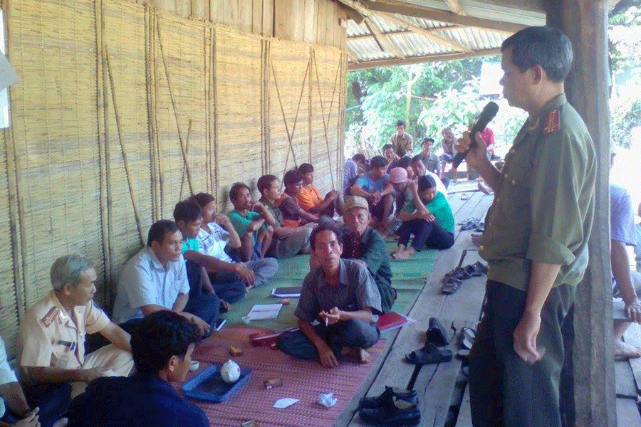 Cán bộ Công an huyện Kông Chro trong buổi phát động xóa bỏ hủ tục “ma lai”, “thuốc thư” tại làng Tnùng 2 (xã Ya Ma, huyện Kông Chro). Ảnh: H.V