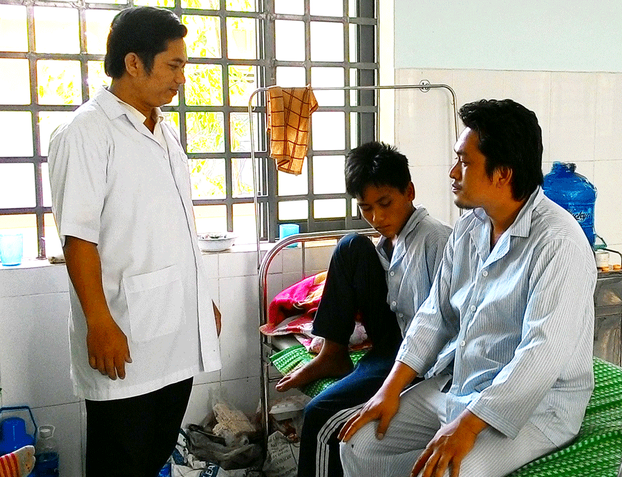 Bác sĩ Bệnh viện Tâm thần kinh Gia Lai đang trò chuyện với bệnh nhân. Ảnh: N.N Bác sĩ Bệnh viện Tâm thần kinh Gia Lai đang trò chuyện với bệnh nhân. Ảnh: N.N