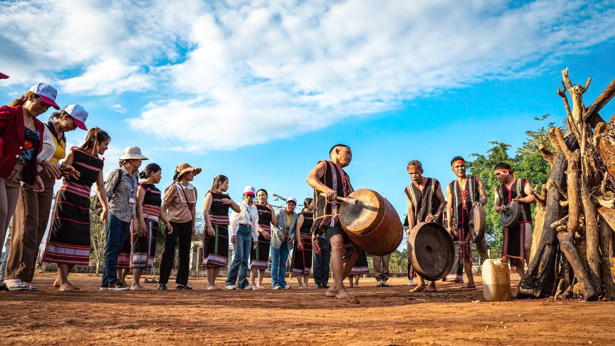 Các đại biểu quốc hội người dân tộc thiểu số có nhiều đóng góp để bảo tồn và phát huy giá trị văn hóa phi vật thể cồng, chiêng Tây Nguyên. Ảnh: Trần Phúc Toàn