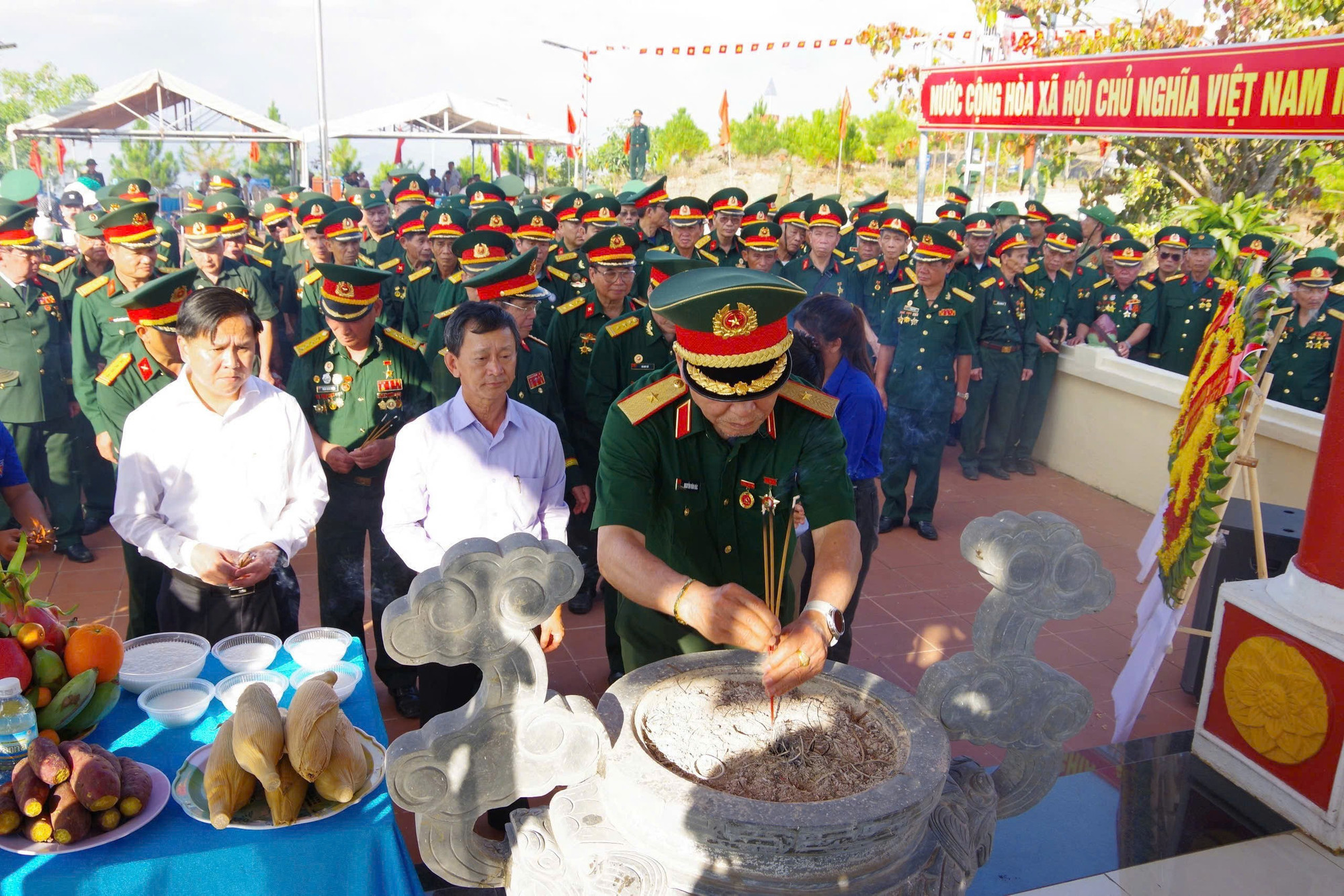 Lãnh đạo tỉnh Kon Tum và các cựu chiến binh thắp hương tưởng nhớ các liệt sĩ tại đồi Sạc Ly. haha.jpg