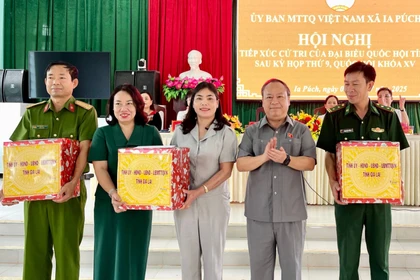 Đồng chí Châu Ngọc Tuấn-Phó Bí thư Tỉnh ủy, Trưởng Đoàn đại biểu Quốc hội tỉnh tặng quà cho Đảng ủy, HĐND, UBND, Công an xã, Đồn Biên phòng xã Ia Púch. Ảnh: Vũ Thảo