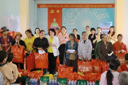 Gia Lai: Trao 100 suất quà cho người dân làng Kret Krot
