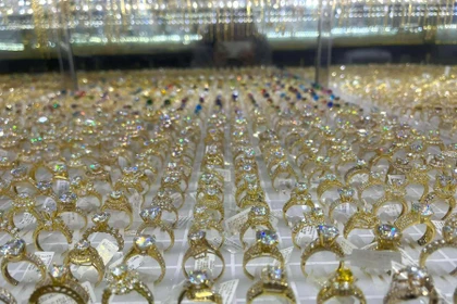 Trưa 28-1, vàng miếng tiếp tục tăng thêm 2,5 triệu đồng, giữ mức 182,6 triệu đồng/lượng