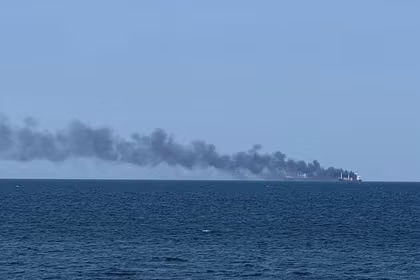 Khói bốc lên từ một con tàu khi Nga tấn công Odesa, Ukraine.
