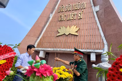 Tri ân các Anh hùng liệt sĩ tại Nghĩa trang Liệt sĩ Đak Đoa