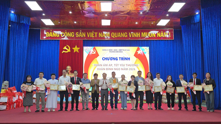 lanh-dao-phuong-dien-hong-trao-giay-chung-nhan-tam-long-vang-cho-cac-don-vi-ca-nhan-tieu-bieu-trong-cong-tac-an-sinh-xa-hoi.jpg