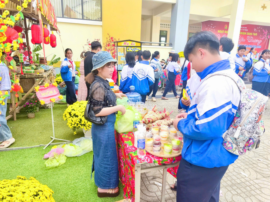 gian-hang-am-thuc-do-hoc-sinh-va-giao-vien-truong-thcs-ly-tu-trong-thuc-hien-tai-hoi-xuan-yeu-thuong.jpg