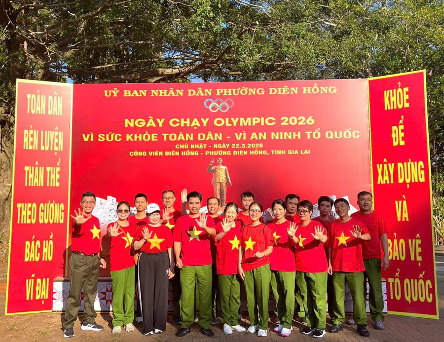 Cán bộ, chiến sĩ Công an phường Diên Hồng hưởng ứng Ngày chạy Olympic năm 2026, nâng cao thể lực phục vụ nhiệm vụ bảo vệ an ninh trật tự. Ảnh: Hồng Trinh