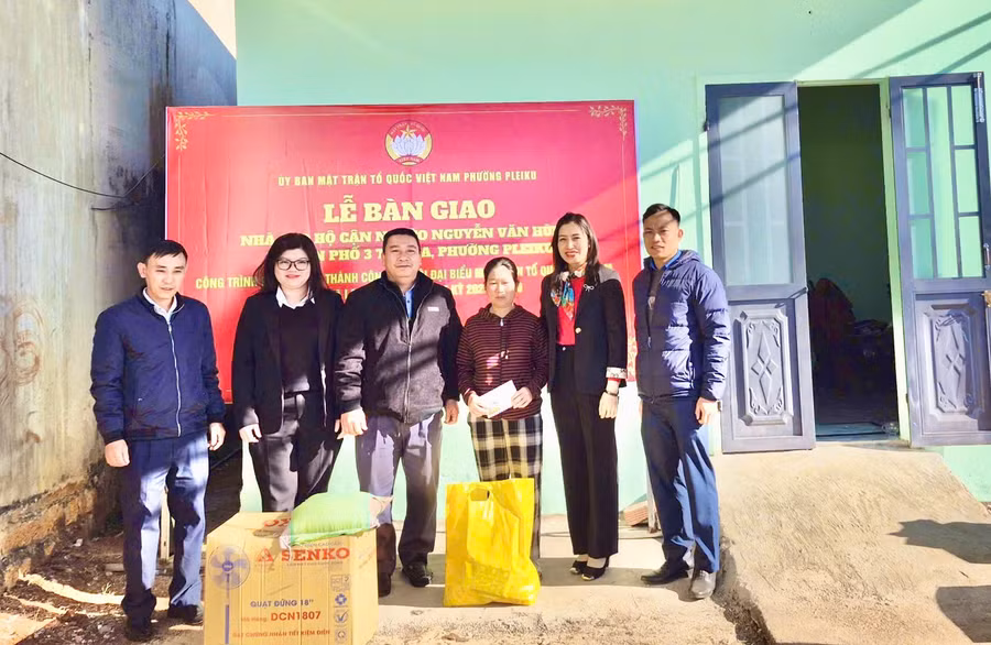 dai-dien-hoi-chu-thap-do-va-cac-to-chuc-chinh-tri-xa-hoi-phuong-pleiku-trao-tang-gia-dinh-ong-hung-mot-so-do-dung-sinh-hoat-thiet-yeu-va-nhu-yeu-pham.jpg