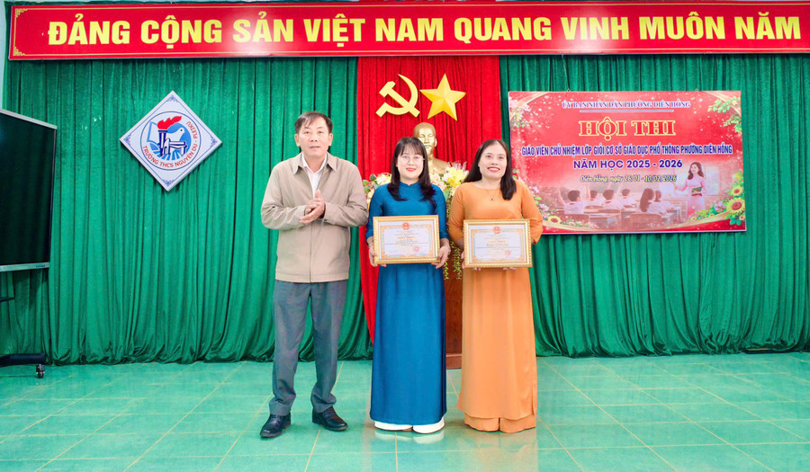 ban-to-chuc-trao-giai-nhat-cap-tieu-hoc-cho-co-chu-thi-than-truong-tieu-hoc-dinh-tien-hoang-giai-nhat-cap-thcs-cho-co-nguyen-thi-minh-nguyet-truong-thcs-huynh-thuc-khang.jpg