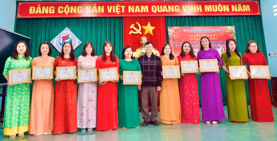 ban-to-chuc-trao-quyet-dinh-cong-nhan-danh-hieu-giao-vien-chu-nhiem-lop-gioi-co-so-giao-duc-pho-thong-phuong-dien-hong-nam-hoc-2025-2026-o-hai-bac-hoc.jpg