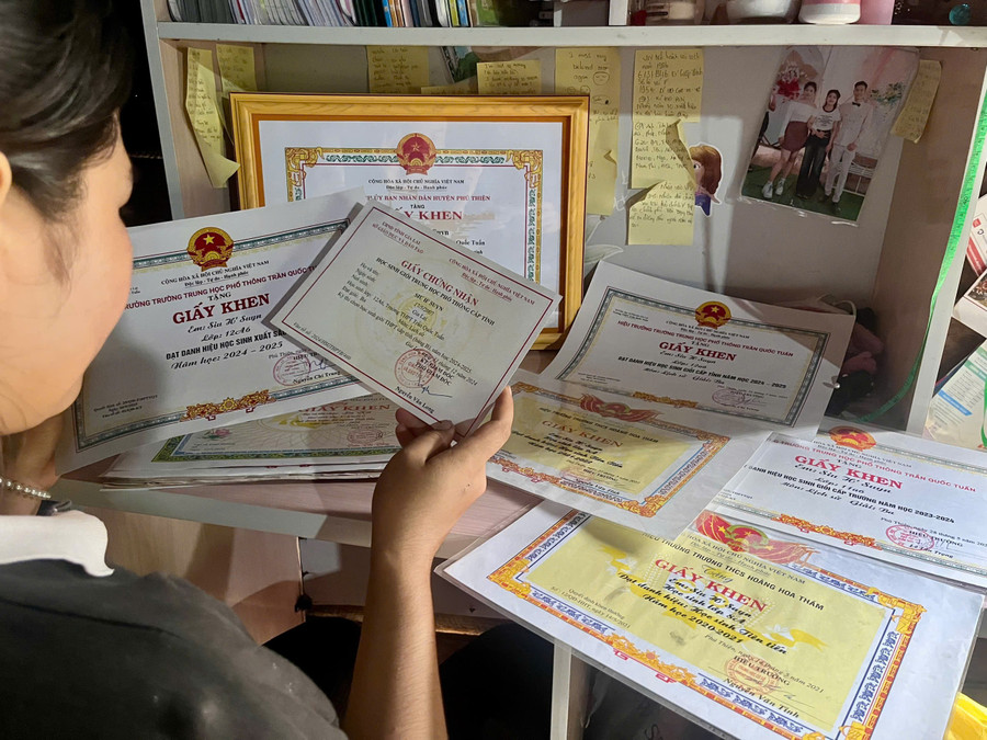 Những tấm giấy khen trong suốt 12 năm học là tài sản quý giá nhất trong căn nhà của H’Suyn Ảnh: H.H z6834172464428-1c74e191957fa829a18bdcbd4d746d49.jpg