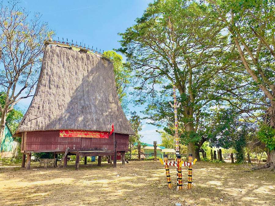 nha-rong-truyen-thong-tai-lang-van-hoa-du-lich-op-phuong-pleiku-bieu-tuong-sinh-hoat-cong-dong-cua-dong-bao-jrai.jpg
