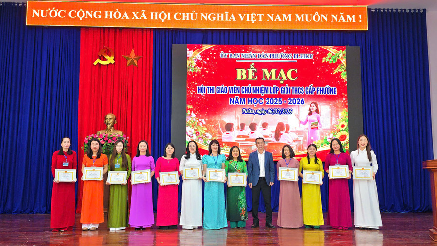 ban-to-chuc-trao-quyet-dinh-cong-nhan-danh-hieu-giao-vien-chu-nhiem-lop-gioi-cho-12-giao-vien-tham-gia-hoi-thi.jpg