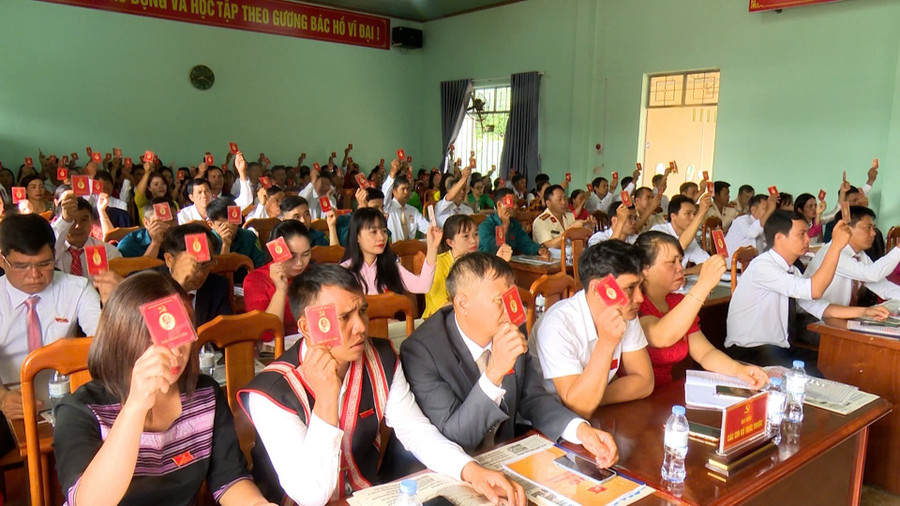 Các đại biểu biểu quyết thông qua chỉ tiêu, nhiệm vụ chủ yếu của nhiệm kỳ 2025-2030. Ảnh: Minh Chí hinh-3.jpg