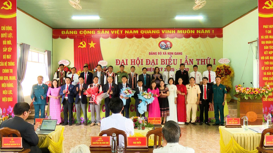 Ban Chấp hành Đảng bộ xã Kon Gang nhiệm kỳ 2025-2030 ra mắt tại Đại hội. Ảnh: Minh Chí hinh-5.jpg