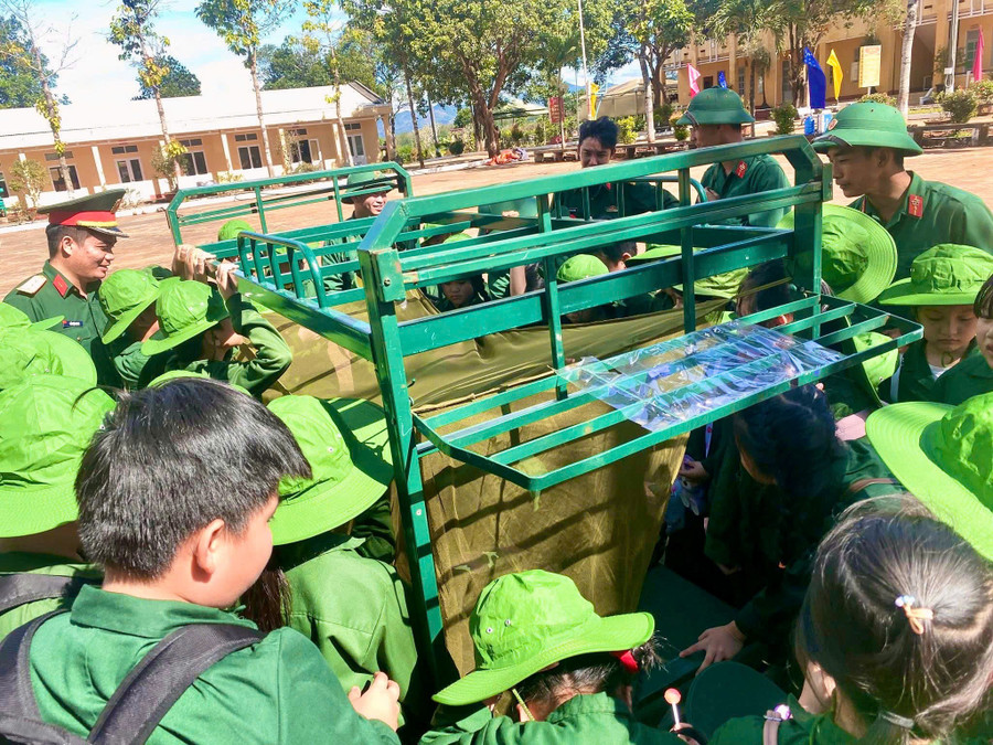 hoc-sinh-truong-tieu-hoc-nguyen-van-troi-tham-gia-hoat-dong-trai-nghiem-diem-hen-mau-xanh-ao-linh-tai-tieu-doan-phong-hoa-21.jpg