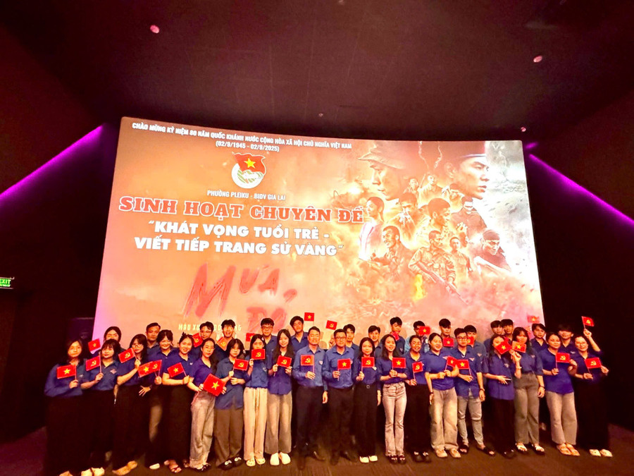 Đoàn viên, thanh niên sinh hoạt chuyên đề “Khát vọng tuổi trẻ-Viết tiếp câu chuyện hòa bình”. Ảnh: ĐVCC z6940213483058-5963ee04fc2d0e8aaf61216f328c0ef0.jpg