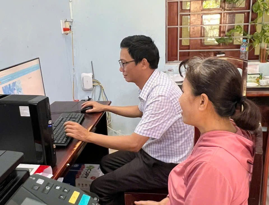 Giáo viên Trường THCS Quang Trung (phường Quy Nhơn Nam) tích cực hỗ trợ phụ huynh đăng ký trực tuyến. Ảnh: H.Đ 2.jpg