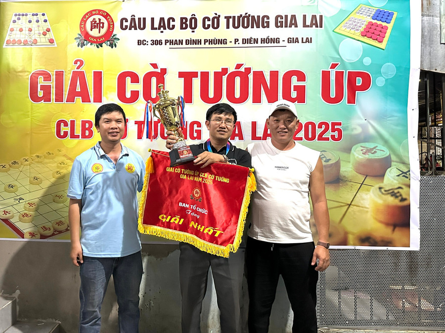 Ban tổ chức trao Cúp vô địch cho kỳ thủ Trần Văn Thức (CLB Cờ tướng Kon Tum, tỉnh Quảng Ngãi). Ảnh: Minh Chí hinh-2.jpg