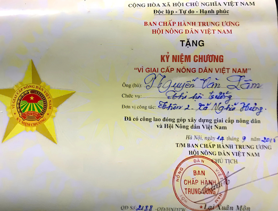 ky-niem-chuong-vi-giai-cap-nong-dan-viet-namipg.png