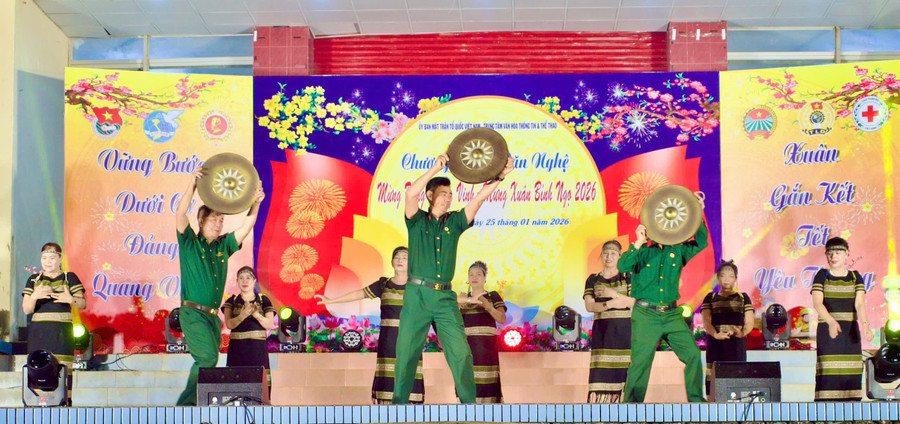 tiet-muc-van-nghe-dac-sac-ca-ngoi-dang-bac-ho-que-huong-dat-nuoc.jpg