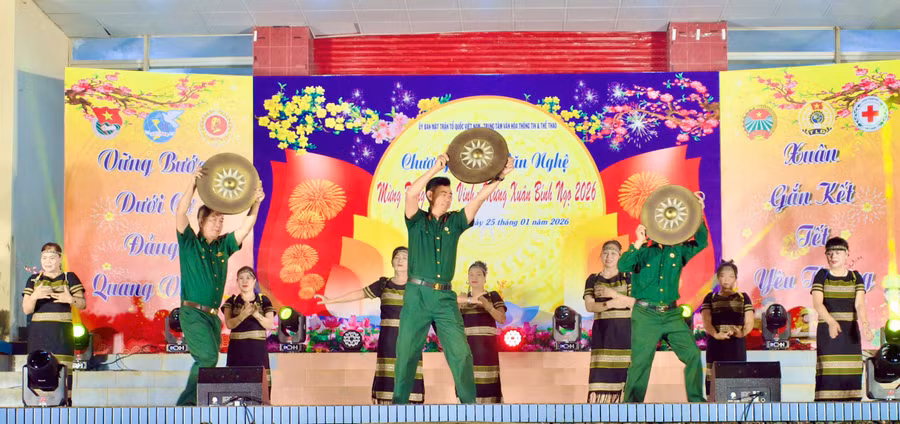 tiet-muc-van-nghe-dac-sac-ca-ngoi-dang-bac-ho-que-huong-dat-nuoc.jpg