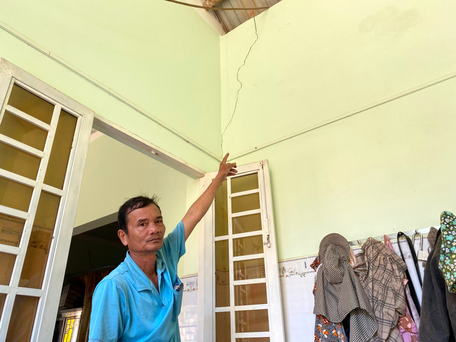 Vết nứt dài trên tường ngôi nhà ông Phan Văn Mãi (khu phố Lại Khánh Tây, phường Bồng Sơn) gây ra do hoạt động lu lèn nền đường. Ảnh: Đ.M 3.jpg