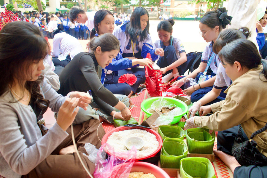 hoc-sinh-truong-thcs-trung-vuong-goi-banh-chung-va-tham-gia-trai-nghiem-tet-co-truyen.jpg