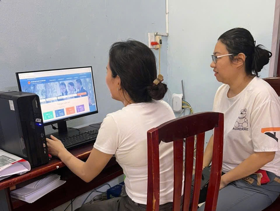 Giáo viên Trường THCS Quang Trung (phường Quy Nhơn Nam) tích cực hỗ trợ phụ huynh đăng ký trực tuyến. Ảnh: H.Đ 1-1.jpg