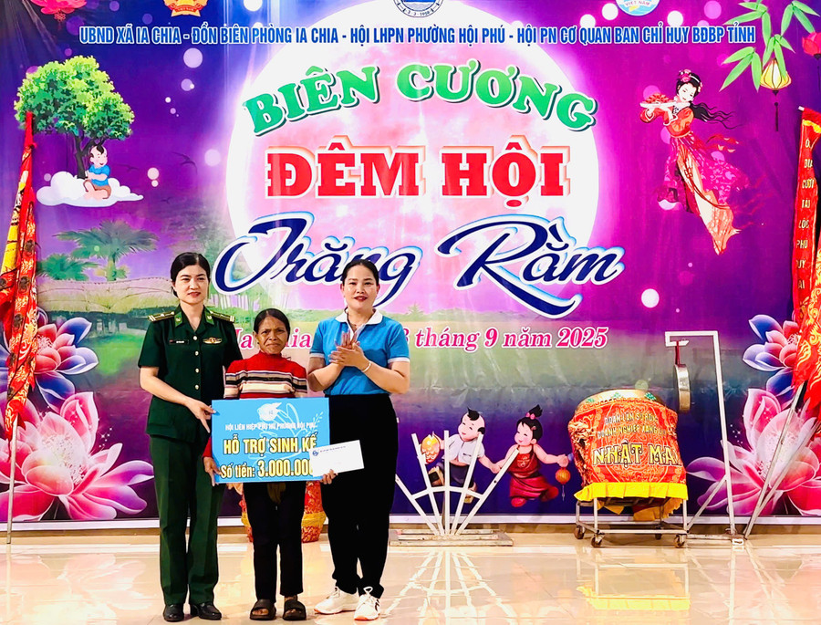 Ban tổ chức trao kinh phí hỗ trợ sinh kế cho gia đình chị Rơ Lan Kố (làng Bang, xã Ia Chía). Ảnh: Minh Chí trao-3-trieu-ho-tro-sinh-ke-cho-chi-ro-lan-ko-xa-ia-chia.jpg